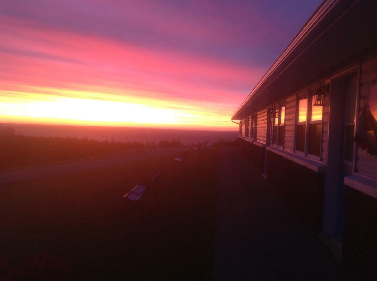 Burton'S Sunset Oasis Motel Bay Saint Lawrence Exteriér fotografie